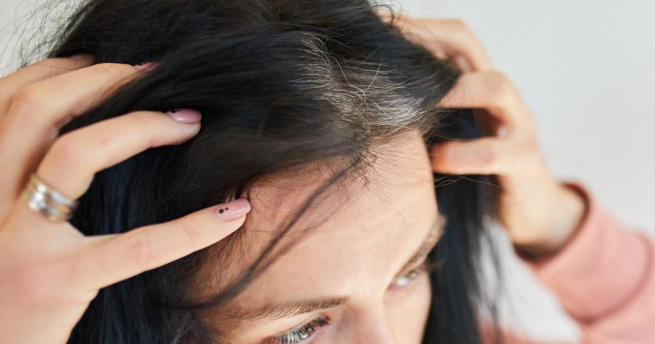 Możesz farbować włosy bez chemii. Ta przyprawa doskonale kryje siwiznę