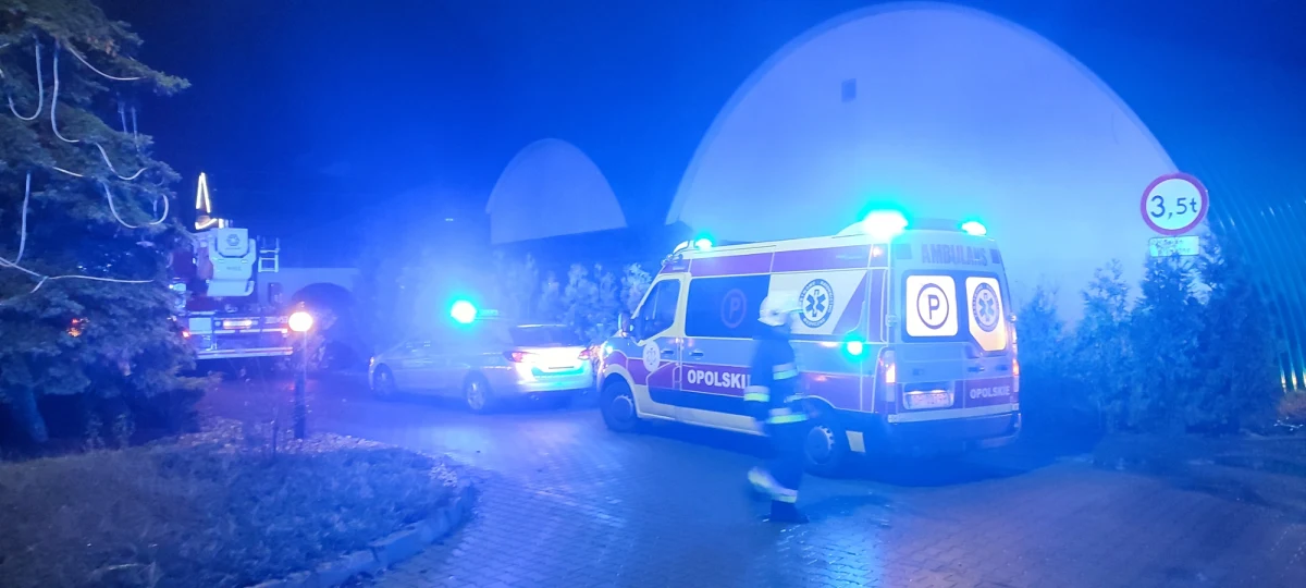 Strażacy opanowali pożar na terenie kompleksu hotelowo-rekreacyjnego w Chrząstowicach koło Opola. Zginęła jedna osoba, dwie są ranne.