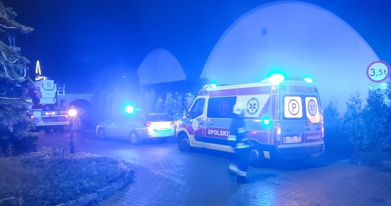 Strażacy opanowali pożar na terenie kompleksu hotelowo-rekreacyjnego w Chrząstowicach koło Opola. Zginęła jedna osoba, dwie są ranne.