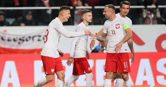 Reprezentacja Polski pokonała Chile w pierwszym i ostatnim meczu towarzyskim przed zbliżającymi się mistrzostwami świata w Katarze. Gola na wagę zwycięstwa w 85. minucie strzelił Krzysztof Piątek. Wygrana jest dość szczęśliwa, bowiem to Chilijczycy zdecydowanie dominowali przez całe spotkanie.