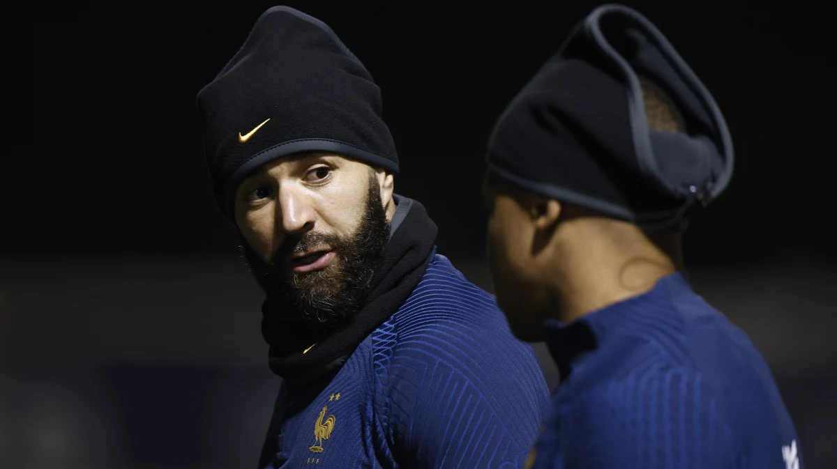 Reprezentacja Francji na sześć dni przed pierwszym meczem w mistrzostwach świata dotarła w środę do Kataru. Podopieczni Didera Deschampsa będą w tegorocznym turnieju bronić tytułu wywalczonego cztery lata temu w Rosji. Zespół jest jednak przetrzebiony kontuzjami.