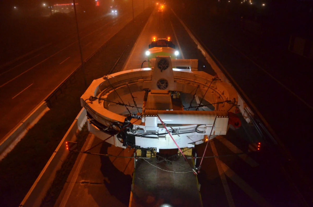 Kierowcy tej nocy powinni omijać drogę ekspresową S8 pomiędzy Polichnem a Rawą Mazowiecką w Łódzkiem. Około 22.00 na trasę znów wyruszy największy w historii województwa transport, który przewozi gigantyczną maszynę wiertniczą TBM.