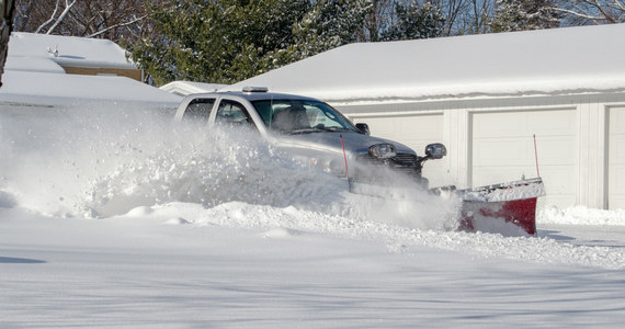 Amerykańska Narodowa Służba Pogodowa wydała ostrzeżenia przed burzami śnieżnymi w zachodniej części stanu Nowy Jork. W związku z tzw. efektem jeziora w Buffalo pod koniec tygodnia mogą wystąpić rekordowe opady śniegu do 190 centymetrów.
