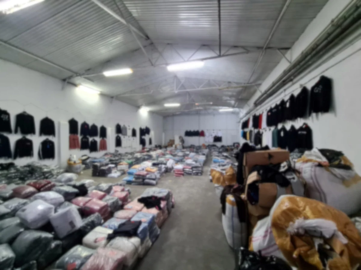 Stołeczni policjanci zatrzymali 50-latka, który handlował odzieżą, galanterią i obuwiem z nielegalnie naniesionymi znakami towarowymi znanych marek. Mężczyzna usłyszał 45 zarzutów. Przedstawiciel pokrzywdzonych firmy oszacował straty na 17 milionów złotych.

