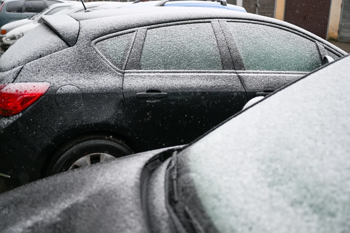 Po bardzo ciepłym początku listopada przed nami zimowa końcówka miesiąca - ostrzegają synoptycy. W piątek nawet minus 10 stopni i 15 centymetrów śniegu. Zima potrzyma przynajmniej do końca przyszłego tygodnia - podkreślają. W czwartek rano na Kasprowym spadł śnieg. 