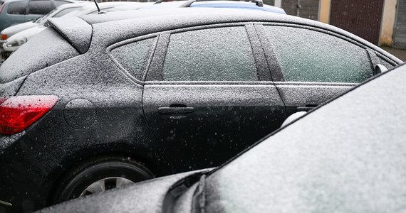 Po bardzo ciepłym początku listopada przed nami zimowa końcówka miesiąca - ostrzegają synoptycy. W piątek nawet minus 10 stopni i 15 centymetrów śniegu. Zima potrzyma przynajmniej do końca przyszłego tygodnia - podkreślają. W czwartek rano na Kasprowym spadł śnieg. 