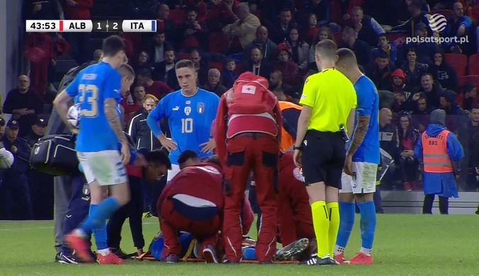 Przerażające sceny w meczu Albania - Włochy. Gwiazda Milanu opuściła boisko na noszach. WIDEO (Polsat Sport)
