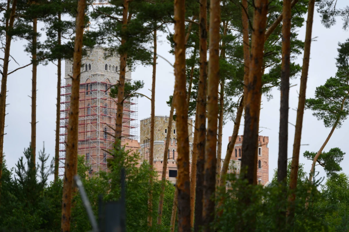 Sąd Okręgowy w Poznaniu uchylił decyzję sądu w Obornikach o umorzeniu postępowania karnego wobec trzech oskarżonych w związku z budową tzw. zamku w Stobnicy (pow. obornicki, woj. wielkopolskie). Postanowienie poznańskiego sądu jest prawomocne.