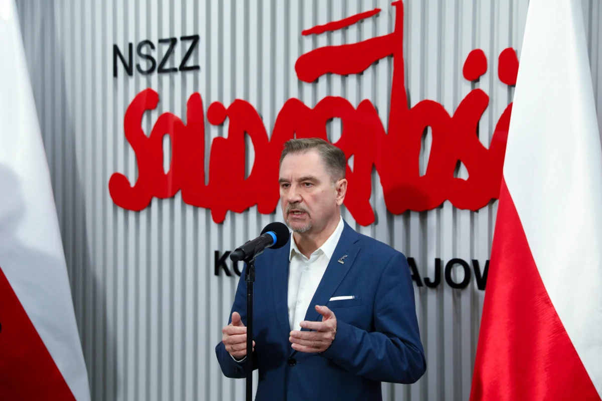 "Wczoraj na nadzwyczajnym posiedzeniu komisji krajowej podjęliśmy decyzję o zawieszeniu – nie zakończeniu, ale zawieszeniu – protestu i wyciągnięciu ręki w kierunku strony rządowej" – mówił szef "Solidarności" Piotr Duda, komentując zawieszenie planowanego na dziś „Marszu godności”, który miał się odbyć w Warszawie. "Pan premier zobowiązał się (...) do powołana zespołu roboczego 'Solidarność' - rząd. Na jego czele ze strony rządowej stanie prawdopodobnie szef kancelarii - minister Kuchciński" - poinformował, relacjonując dziennikarzom swoją rozmowę z Mateuszem Morawieckim.