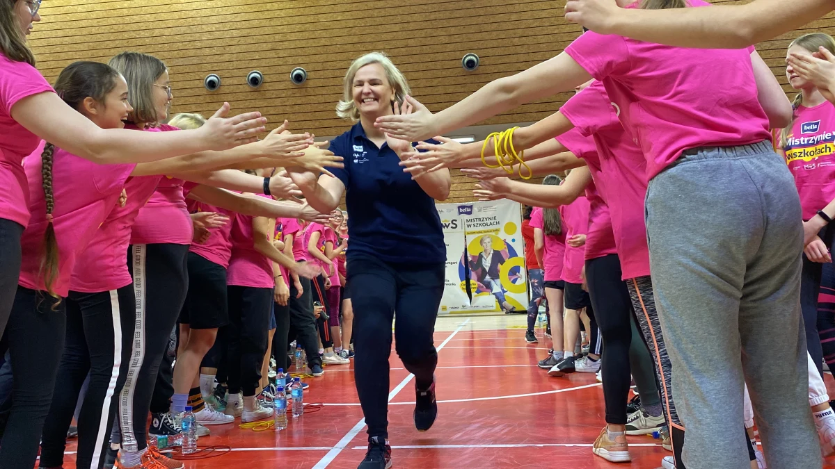 Gwiazdy sportu olimpijskiego poprowadziły specjalną lekcję wychowania fizycznego dla 500 dziewczyn w ERGO Arenie. „Chcemy naszą pasję przekazać dziewczynom z Trójmiasta” – mówi Otylia Jędrzejczak, która zorganizowała w Gdańsku ostatnią tegoroczną odsłonę akcji „Mistrzynie w Szkołach”.
