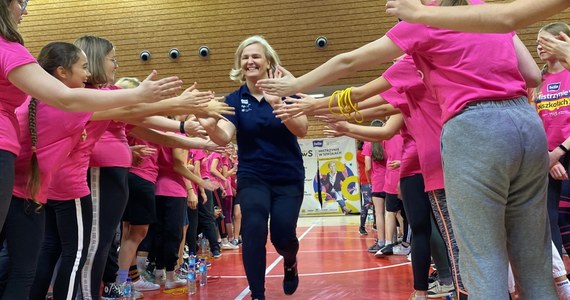 Gwiazdy sportu olimpijskiego poprowadziły specjalną lekcję wychowania fizycznego dla 500 dziewczyn w ERGO Arenie. „Chcemy naszą pasję przekazać dziewczynom z Trójmiasta” – mówi Otylia Jędrzejczak, która zorganizowała w Gdańsku ostatnią tegoroczną odsłonę akcji „Mistrzynie w Szkołach”.
