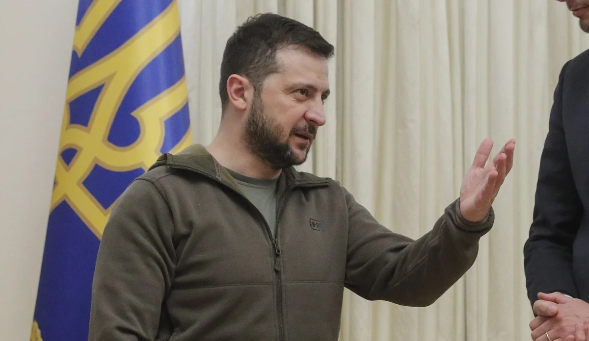 ​Nie wiemy na pewno, co się stało w Przewodowie, ale jestem pewien, że to był rosyjski pocisk - powiedział prezydent Ukrainy Wołodymyr Zełenski. Według polskich i amerykańskich przedstawicieli rakieta, która spadła na Lubelszczyznę była pociskiem ukraińskiej obrony przeciwlotniczej. Kijów jednak przekonuje, że ma dowody na "rosyjski ślad".