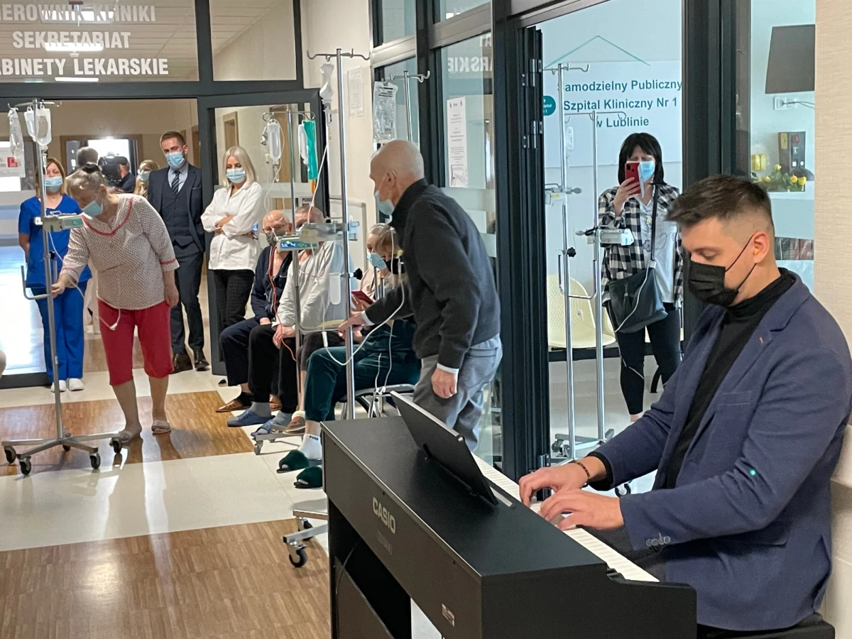 ​Muzyka leczy - może nie samą chorobę, ale psychikę i duszę. Muzycy wykładowcy, ale też i studenci Instytutu Muzyki UMCS, planują regularnie odwiedzać pacjentów Kliniki Chirurgii Onkologicznej Szpitala Klinicznego Nr 1 w Lublinie. Będą im umilać pobyt w szpitalu, koncertami na pianinie.