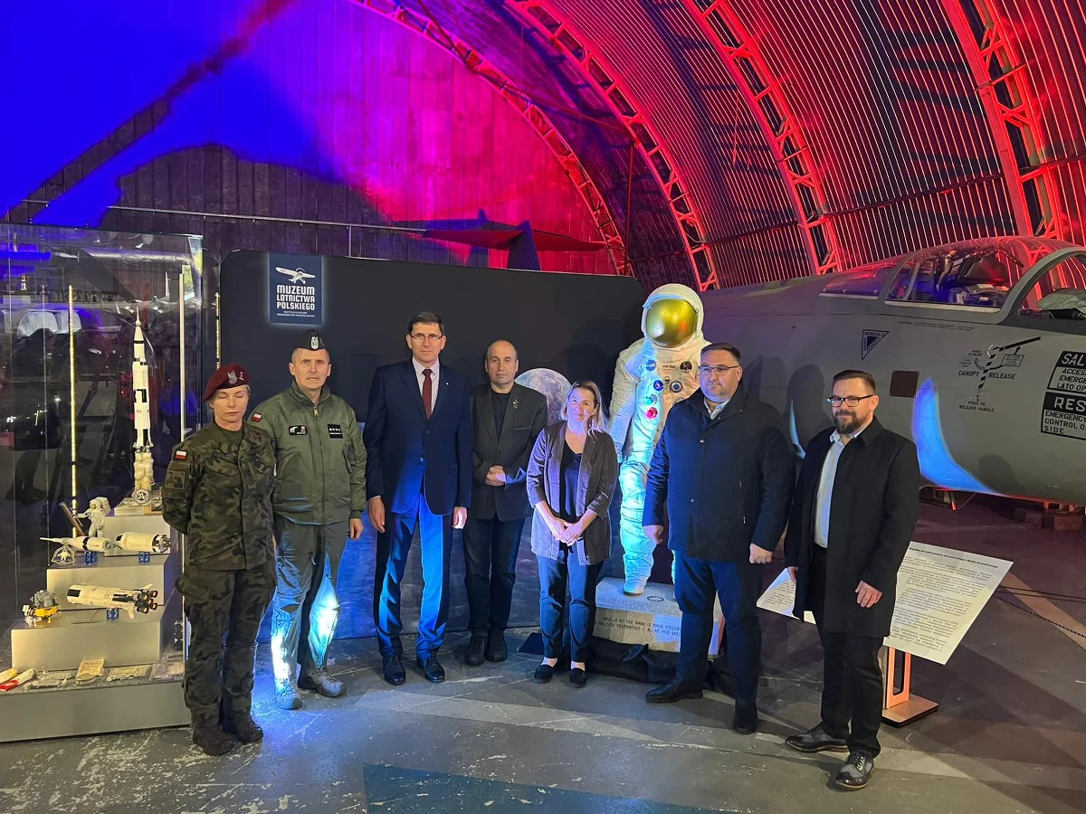 W Muzeum Lotnictwa Polskiego w Krakowie, można oglądać replikę skafandra Neila Armstronga oraz wystawę ,,Od księżyca do Marsa”. W czwartek odbył się tam także pokaz łazika marsjańskiego, skonstruowanego przez studentów AGH Space System.