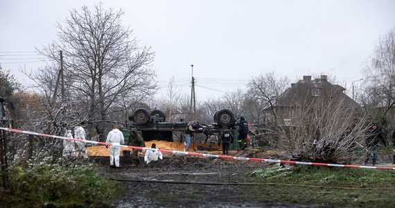 "Prezydent Zełenski zaczął dopuszczać opcję, że padł ofiarą dezinformacji. Być może ktoś z jego wojska bał się przyznać do tego, że to Ukraina wystrzeliła pocisk, który spadł w Przewodowie" - mówił w Radiu RMF24 gość Tomasza Terlikowskiego Łukasz Adamski, historyk, ekspert ds. Europy Wschodniej, wicedyrektor Centrum Dialogu im. Juliusza Mieroszewskiego. Zdaniem eksperta, nie można jednak wykluczyć, że strona ukraińska nie posiada dowodów, które zmuszą przynajmniej do ponownej analizy tej sytuacji.