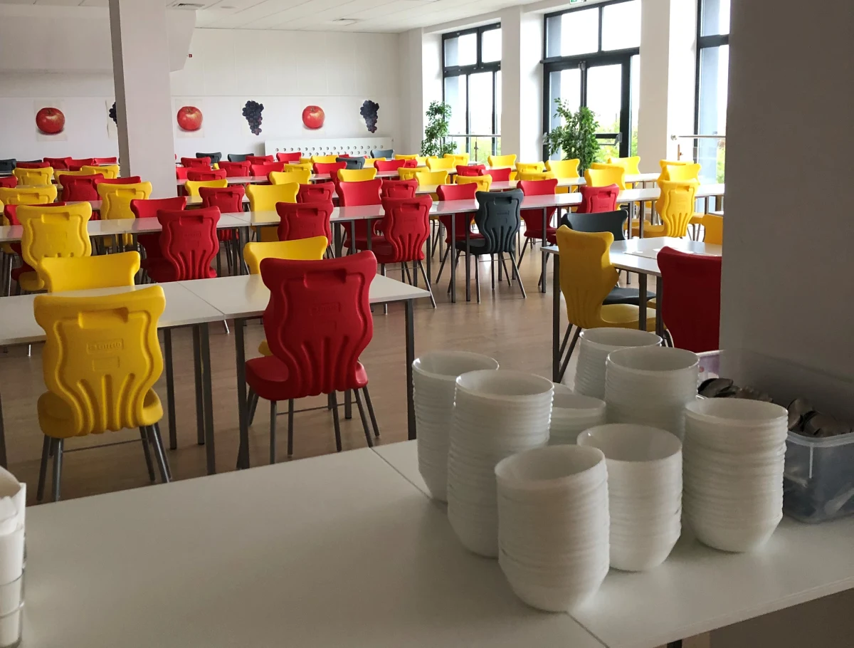 Szkolna stołówka to miejsce, w którym uczniowie mogą odpocząć od natłoku zajęć i zrelaksować się przed kolejnymi lekcjami. Okazuje się, że w niektórych placówkach nie wszyscy uczniowie tak chętnie ją odwiedzają. Powodem ma być wysoki poziom decybeli, który odbiera im apetyt. 