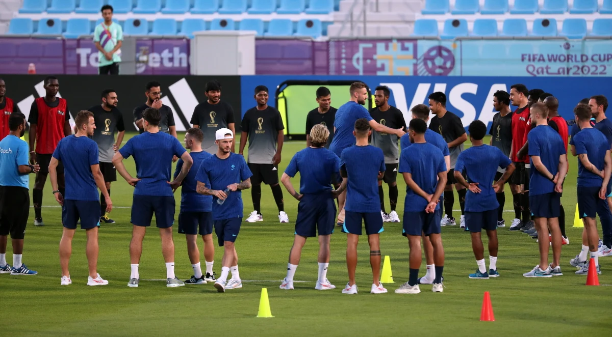 Piłkarze reprezentacji Anglii narzekają na wysokie temperatury w Katarze, gdzie w najbliższą niedzielę rozpoczną się piłkarskie mistrzostwa świata. "Dziś rano było nam bardzo trudno. To była długa sesja treningowa. Jako zespół potrzebowaliśmy tego, aby przyzwyczaić się do upału. To dla nas inne środowisko" - powiedział o warunkach klimatycznych panujących nad Zatoką Perską Conor Coady.