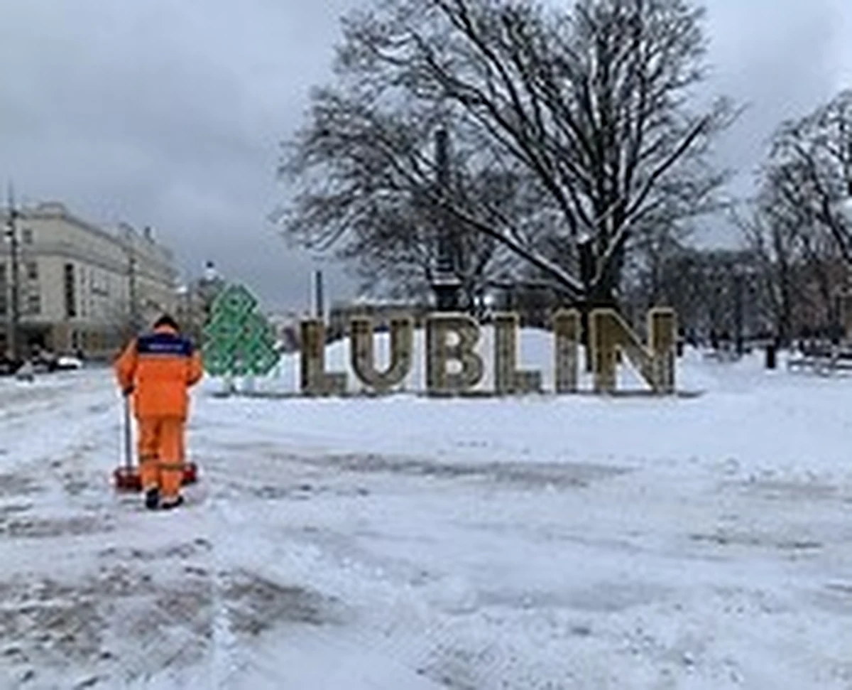 53 solarki, 22 ciągniki, ładowarki oraz pługi czekają w Lublinie w gotowości do podjęcia akcji w razie nadejścia zimowej aury. Do dyspozycji jest m.in. 4 tys. ton soli drogowej.

