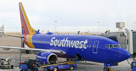 Wielkie szczęście miał pasażer amerykańskiej linii lotniczej Southwest Airlines, który zostawił swój telefon w hali odlotów jednego z kalifornijskich lotnisk. Mężczyzna odzyskał urządzenie dzięki współpracy pracowników obsługi naziemnej i pilota, który musiał wychylić się z okna kokpitu.