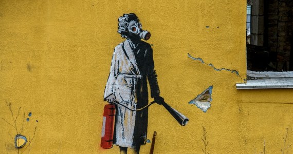 Banksy - brytyjska gwiazda street artu - zamieścił na swoim profilu na Instagramie wideo, pokazujące jak maluje prace na ścianach zniszczonych budynków w rejonie Kijowa.