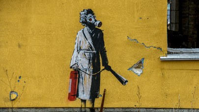 Banksy na Ukrainie. Maluje na ścianach zniszczonych budynków [FILM]
