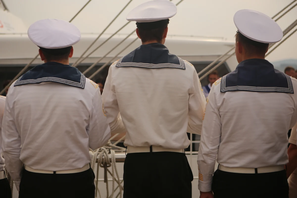 Wadim Bojko, wysokiej rangi oficer rosyjskiej floty i wykładowca wojskowej akademii morskiej we Władywostoku został znaleziony martwy. Rosyjska policja twierdzi, że popełnił samobójstwo pięciokrotnie strzelając sobie w pierś – pisze New „York Post”.