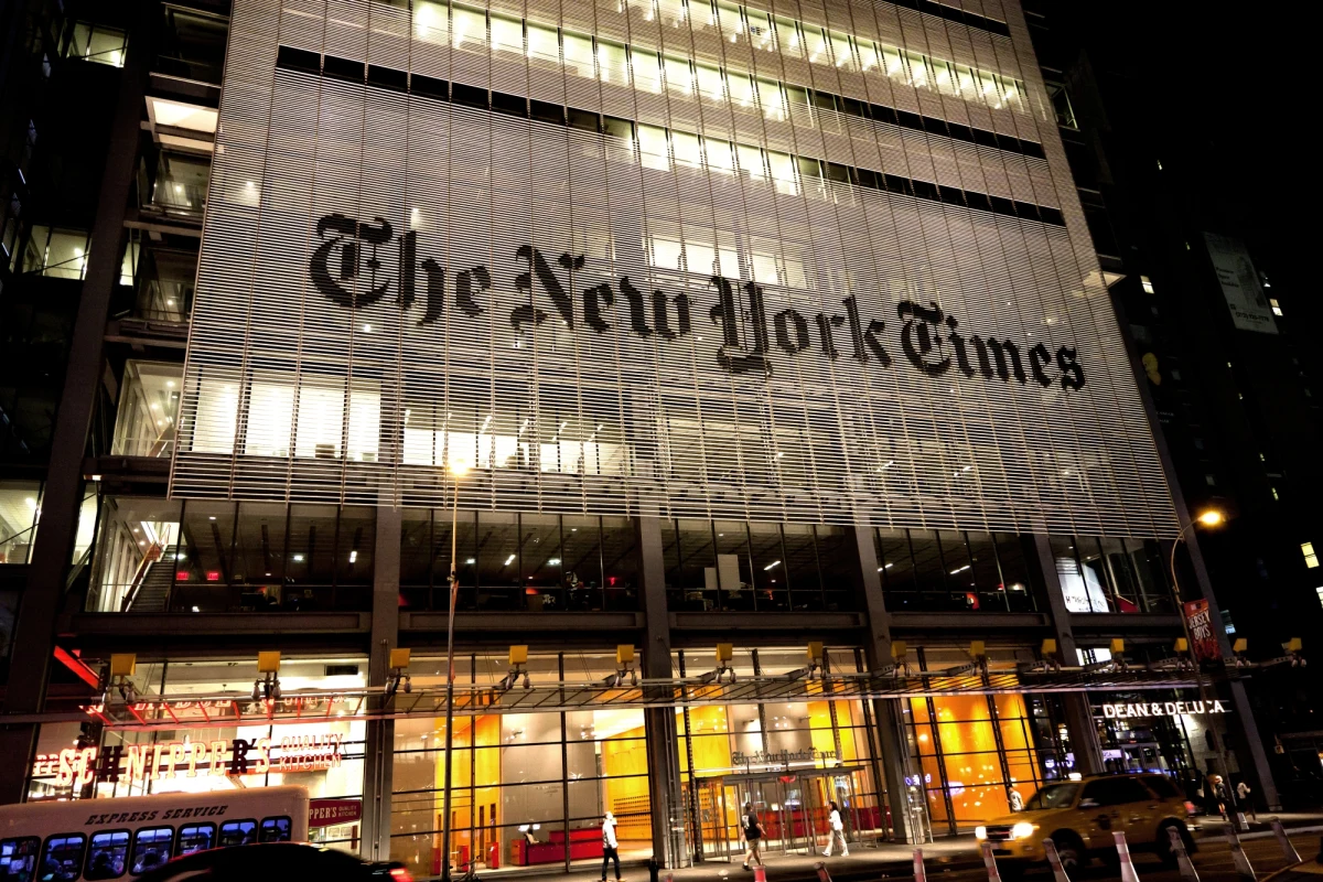 Mężczyzna z siekierą i nożem wszedł w czwartek po południu do wieżowca dziennika "New York Times" na Manhattanie w Nowym Jorku - podała agencja Associated Press. Zwrócił się o umożliwienie mu rozmowy z działem politycznym gazety.