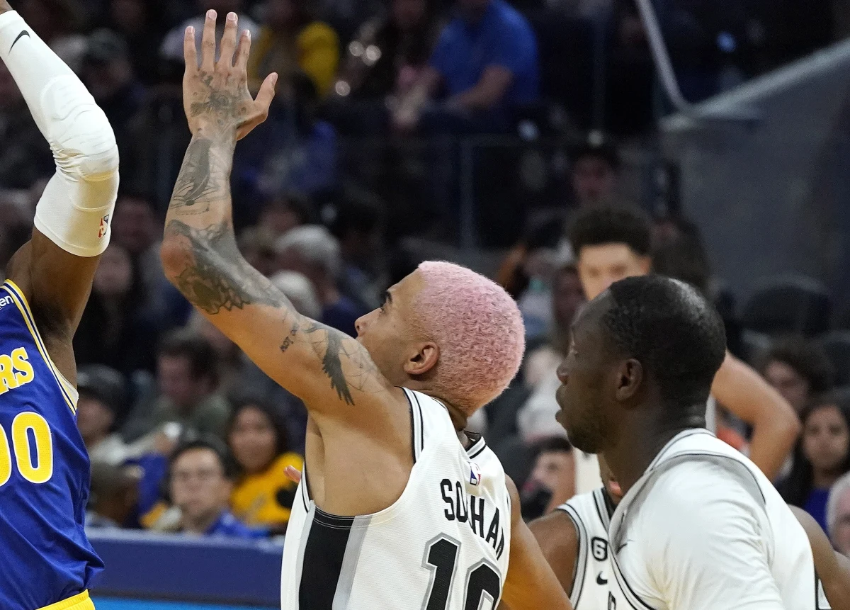 ​Jeremy Sochan zdobył 11 punktów dla San Antonio Spurs, a jego drużyna przegrała na wyjeździe z Sacramento Kings 112:130 w jednym z trzech czwartkowych meczów koszykarskiej ligi NBA. "Ostrogi" z bilansem sześciu zwycięstw i 10 porażek zajmują 13. miejsce w Konferencji Zachodniej.