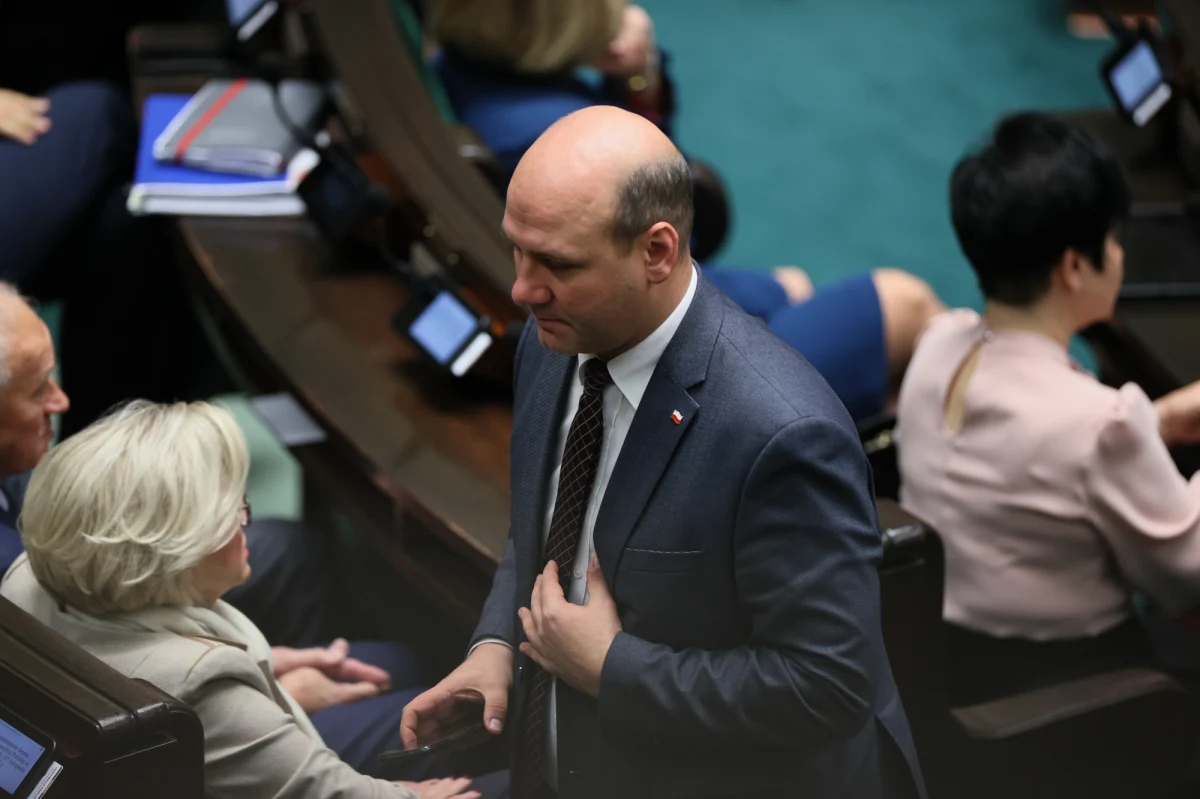 Minister ds. europejskich Szymon Szynkowski vel Sęk będzie rozmawiać dzisiaj z komisarzem ds. wymiaru sprawiedliwości Didierem Reyndersem o odblokowaniu środków z KPO. Minister uczestniczy w spotkaniu unijnych ministrów ds. europejskich, w którym bierze udział także komisarz. "Będzie okazja do rozmowy" – mówi unijny dyplomata. 