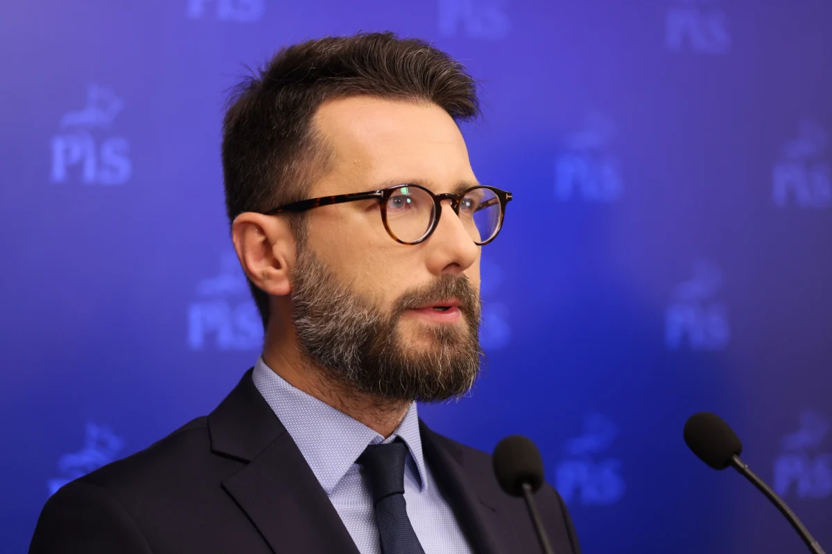 Radosław Fogiel rezygnuje ze stanowiska rzecznika PiS. Zapowiedział to w rozmowie z Polsat News. Według PAP najprawdopodobniej zastąpi go Rafał Bochenek. 