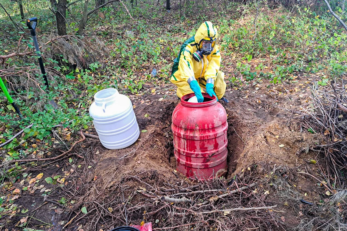 Ogromne ilości narkotyków i środków psychotropowych: amfetaminę, marihuanę i klefedron przejęli policjanci CBŚP. Mężczyzna, którego zatrzymali ukrył je w 200-litrowej beczce zakopanej w lesie.
