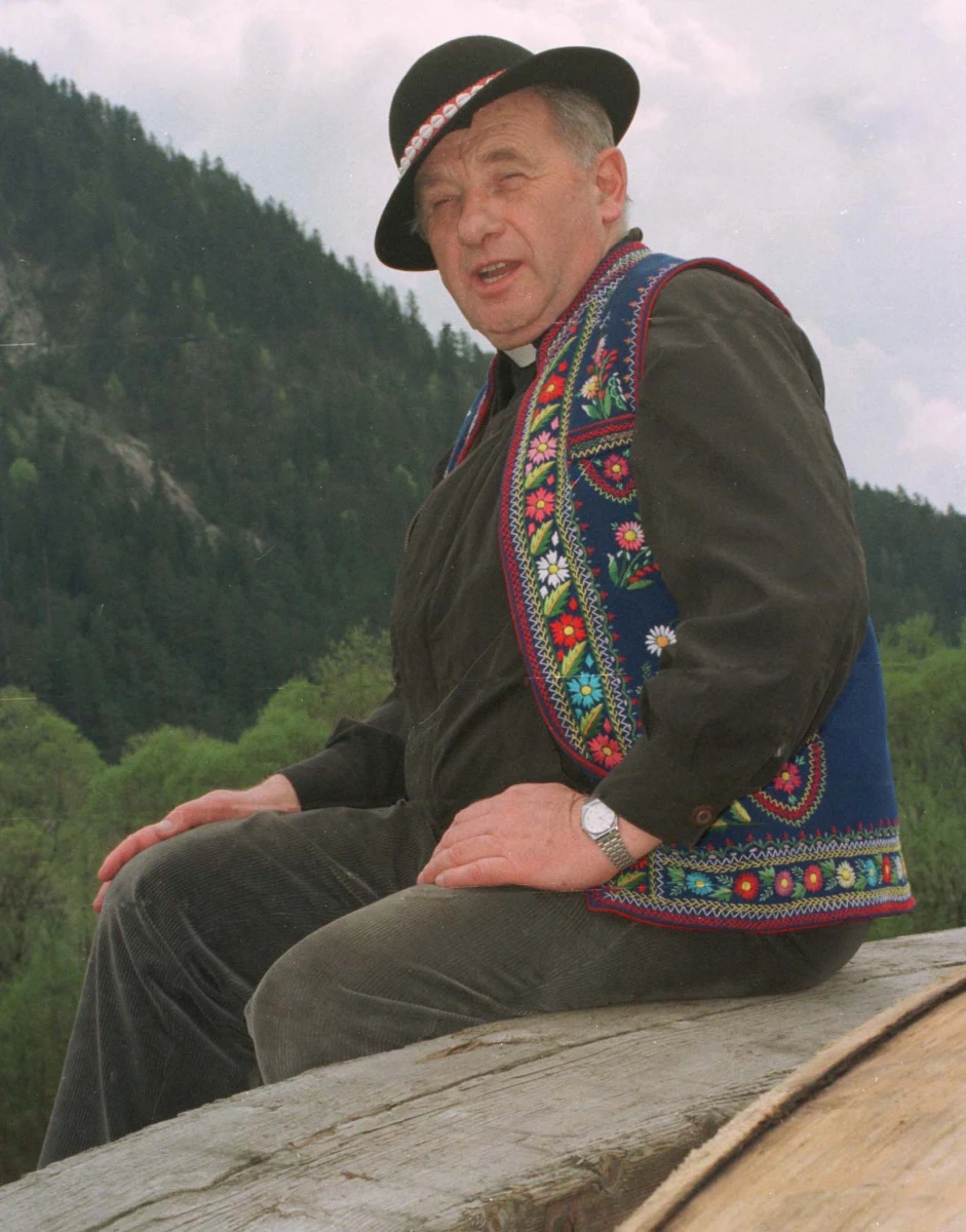 W najbliższy czwartek wręczona zostanie Nagroda Znaku i Hestii im. ks. Józefa Tischnera. Laureaci zostaną wyróżnieni w dwóch kategoriach „pisarstwo” i „inicjatywa społeczna”. Podczas uroczystej gali w Nowohuckim Centrum Kultury w Krakowie nagrodzeni zostaną: Zbigniew Nosowski - dziennikarz, publicysta, działacz katolicki, redaktor naczelny czasopisma "Więź" oraz Grupa Granica i Warszawski Klub Inteligencji Katolickiej.