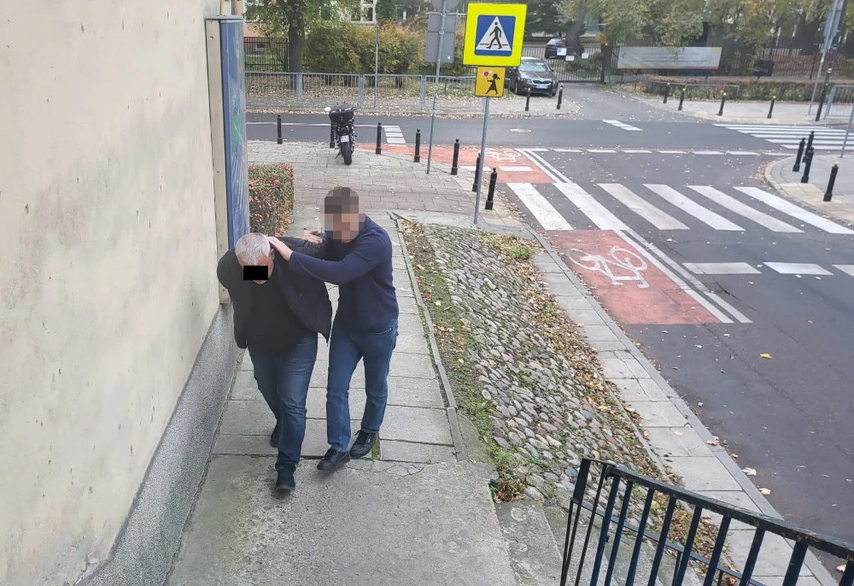 Policjanci ze Śródmieścia zatrzymali obywatela Gruzji podejrzanego o kradzież ponad 23 tys. dolarów. 45-latek działając wspólnie z innymi osobami zabrał torbę z pieniędzmi z samochodu zaparkowanego przed kantorem.

