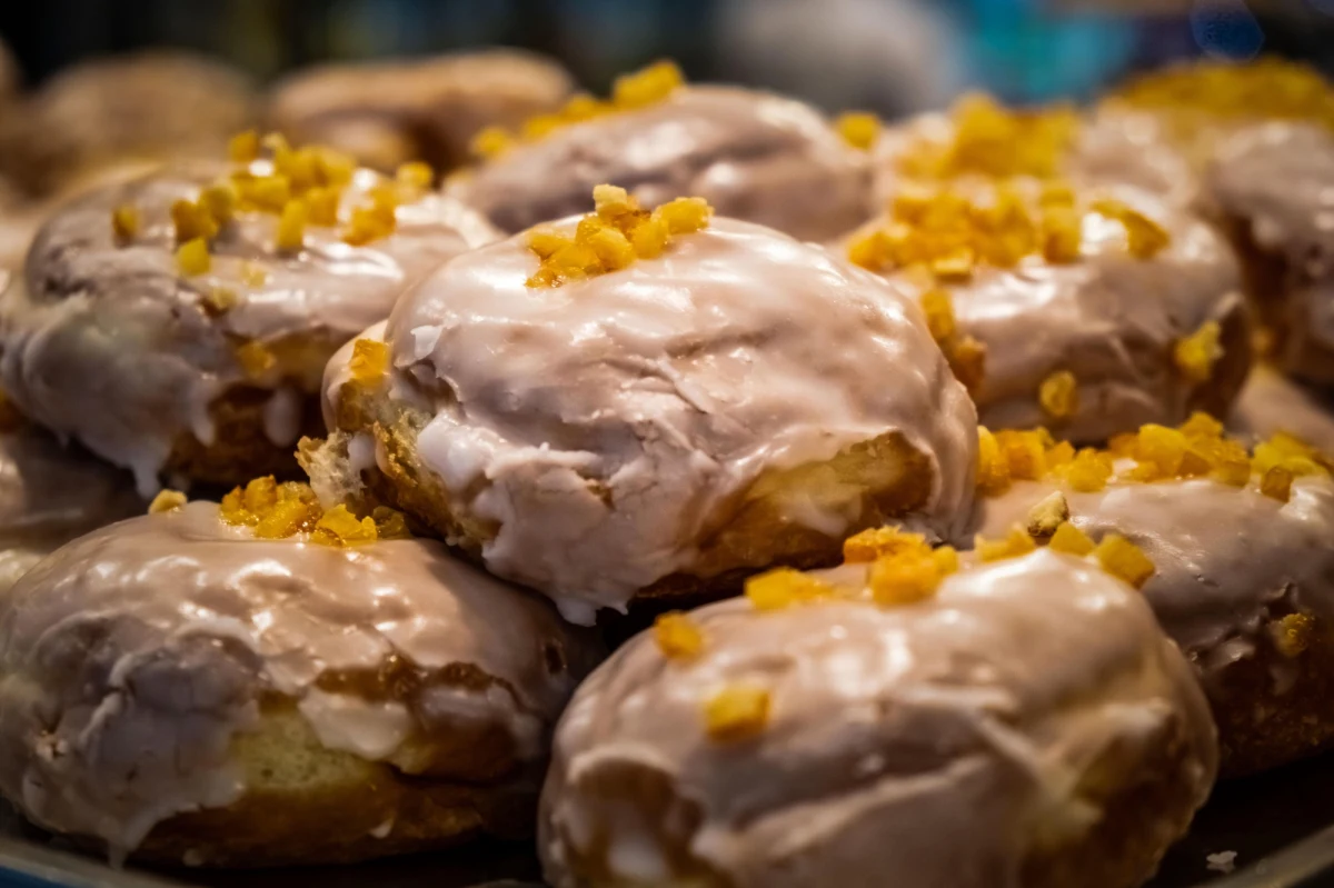 O ile sytuacja w branży piekarniczej się ustabilizowała, o tyle w dużo gorszej sytuacji znalazły się cukiernie. Rosną ceny nie tylko podstawowych produktów, ale i masła, bakalii owoców czy mleka. Cukiernicy szukają oszczędności: aktualizują receptury wyrobów lub ograniczają godziny otwarcia swoich stoisk. Przedsiębiorcy martwią się też o przyszłość tarczy inflacyjnej. Obawiają się, że po jej modyfikacji ceny na początku roku znów wystrzelą w górę.