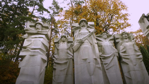 Litwa rozlicza się z sowiecką przeszłością. W całym kraju usuwane są sowieckie pomniki, zmieniane nazwy ulic. Ale Wilno, które chce zdemontować pomnik żołnierzy radzieckich na cmentarzu wojskowym na Antokolu, ma problem. W sprawę zaangażowało się ONZ, które wstrzymało rozbiórkę.