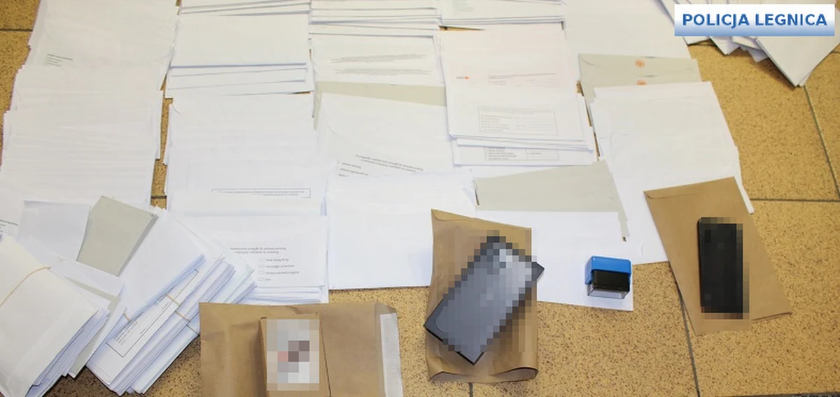 Blisko 1000 przesyłek nie trafiło do adresatów, bo jedna z legnickich listonoszek ukrywała je w mieszkaniu. Po zatrzymaniu 21-latka tłumaczyła policjantom, że worek był dla niej za ciężki, a poza tym nie miała czasu roznosić korespondencji, bo... poznała chłopaka i myślała tylko o nim.