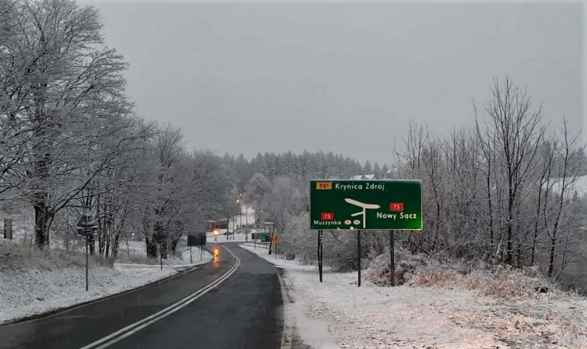 W rejonach podgórskich na drogach pojawił się pierwszy tej zimy, choć właściwie jeszcze jesieni, śnieg. Na Podhalu i Sądecczyźnie opady deszczu ze śniegiem i śniegu spowodowały, że warunki do jazdy stały się trudne. Policjanci apelują do kierowców i pieszych o ostrożność
