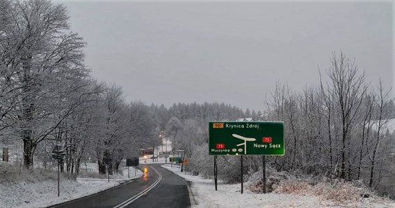 W rejonach podgórskich na drogach pojawił się pierwszy tej zimy, choć właściwie jeszcze jesieni, śnieg. Na Podhalu i Sądecczyźnie opady deszczu ze śniegiem i śniegu spowodowały, że warunki do jazdy stały się trudne. Policjanci apelują do kierowców i pieszych o ostrożność