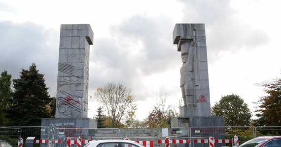 "IPN ma otwartą drogę do likwidacji tego pomnika i rozpoczęcia zastanawiania się nad tym, co w tym miejscu powinno się na skwerze Dunikowskiego znaleźć" - powiedział prezes Instytutu Pamięci Narodowej Karol Nawrocki prezydentowi Olsztyna w trakcie dzisiejszego spotkania w stolicy województwa warmińsko-mazurskiego. Prezydent miasta Piotr Grzymowicz zapowiedział, że Olsztyn zaskarży decyzję o usunięciu pomnika.