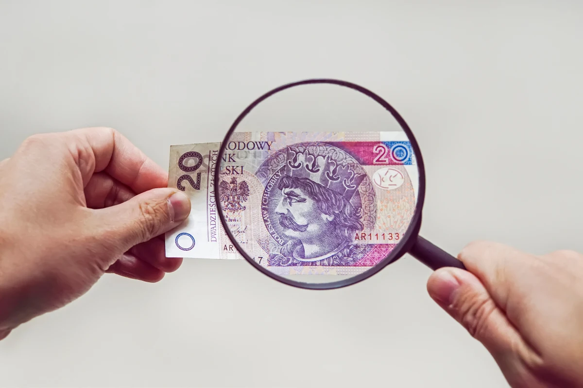 Tatrzańscy policjanci zatrzymali 32-latka z województwa podlaskiego, który w aquaparku zapłacił banknotem prezentowym. Tłumaczył się, że na planie filmowym płaci tylko takimi pieniędzmi. W realnym życiu odpowie jednak za oszustwo za co grozi do 8 lat więzienia.