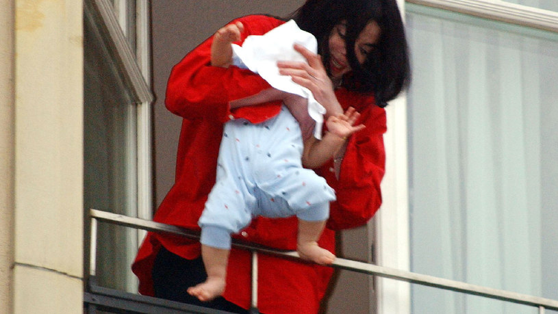 To był jeden z największych skandali w trakcie całej kariery Michaela Jacksona. 19 listopada 2002 roku król popu wyszedł na balkon w Berlinie i pokazał całemu światu, jak nie powinno obchodzić się z dzieckiem. Afera miała przykre konsekwencje nie tylko dla samego gwiazdora, ale i dla jego syna. 