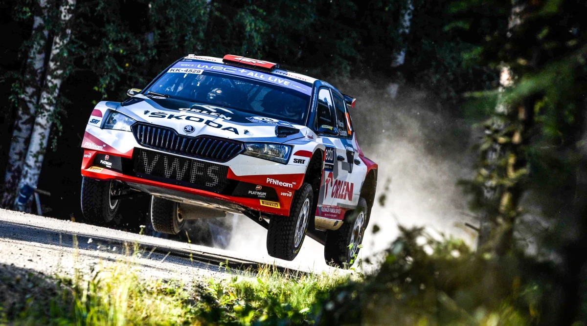 ​Mikołaj Marczyk i Szymon Gospodarczyk zakończyli starty w sezonie 2022 Rajdowych Mistrzostw Świata WRC. Polska załoga reprezentująca barwy ORLEN Team ma powody do zadowolenia. Pod względem poziomu sportowego to był ich najlepszy sezon, co oznacza, że duet w Škodzie Fabii Rally2 evo cały czas się rozwija i z rajdu na rajd jest coraz szybszy.