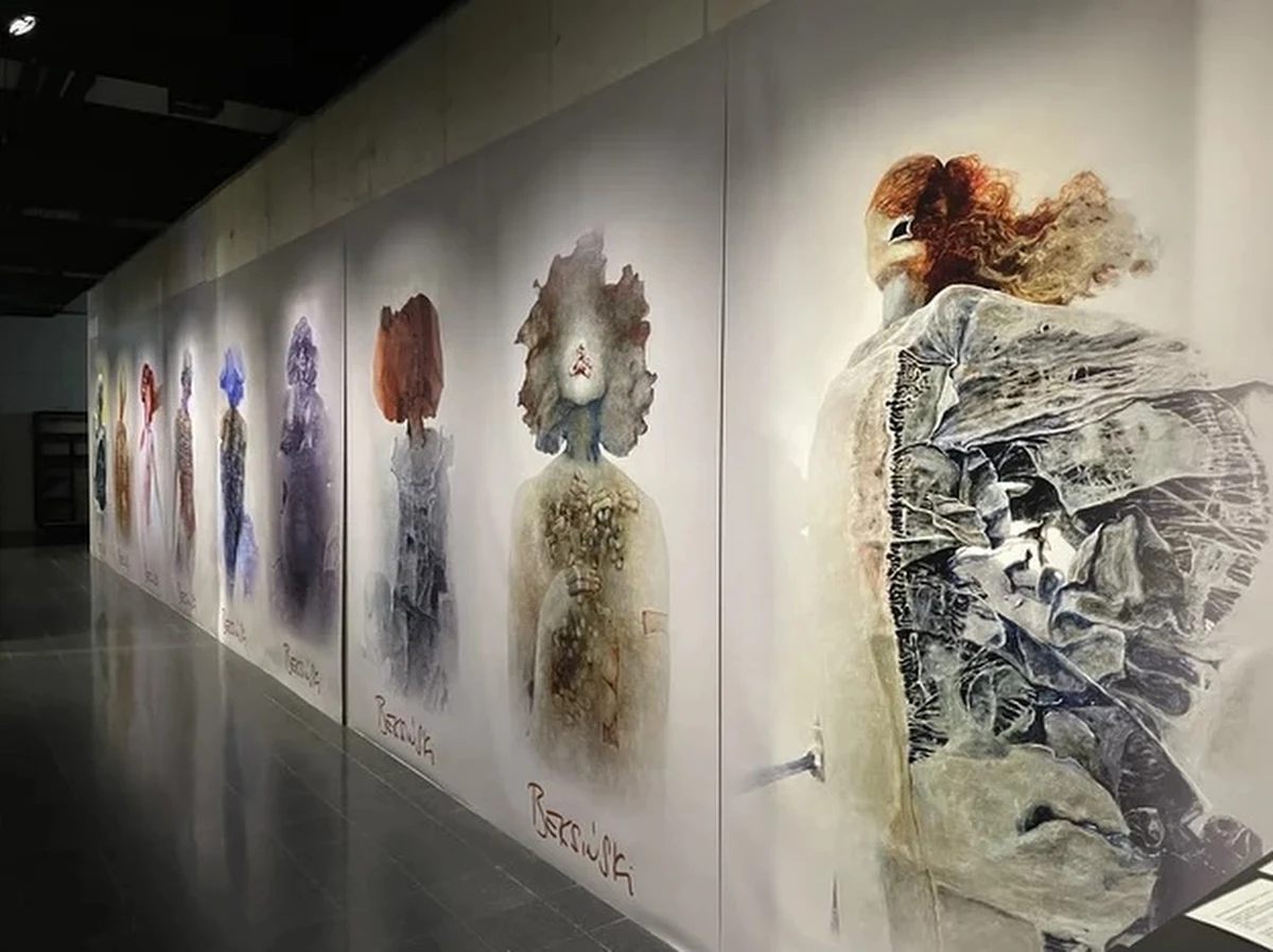 Ponad 2 tysiące osób odwiedziło otwartą w środę, 9 listopada, w lubelskim Centrum Spotkania Kultur, wystawę "Beksiński w Lublinie".​ Po liczbie sprzedawanych biletów widać, że zainteresowanie nie słabnie.