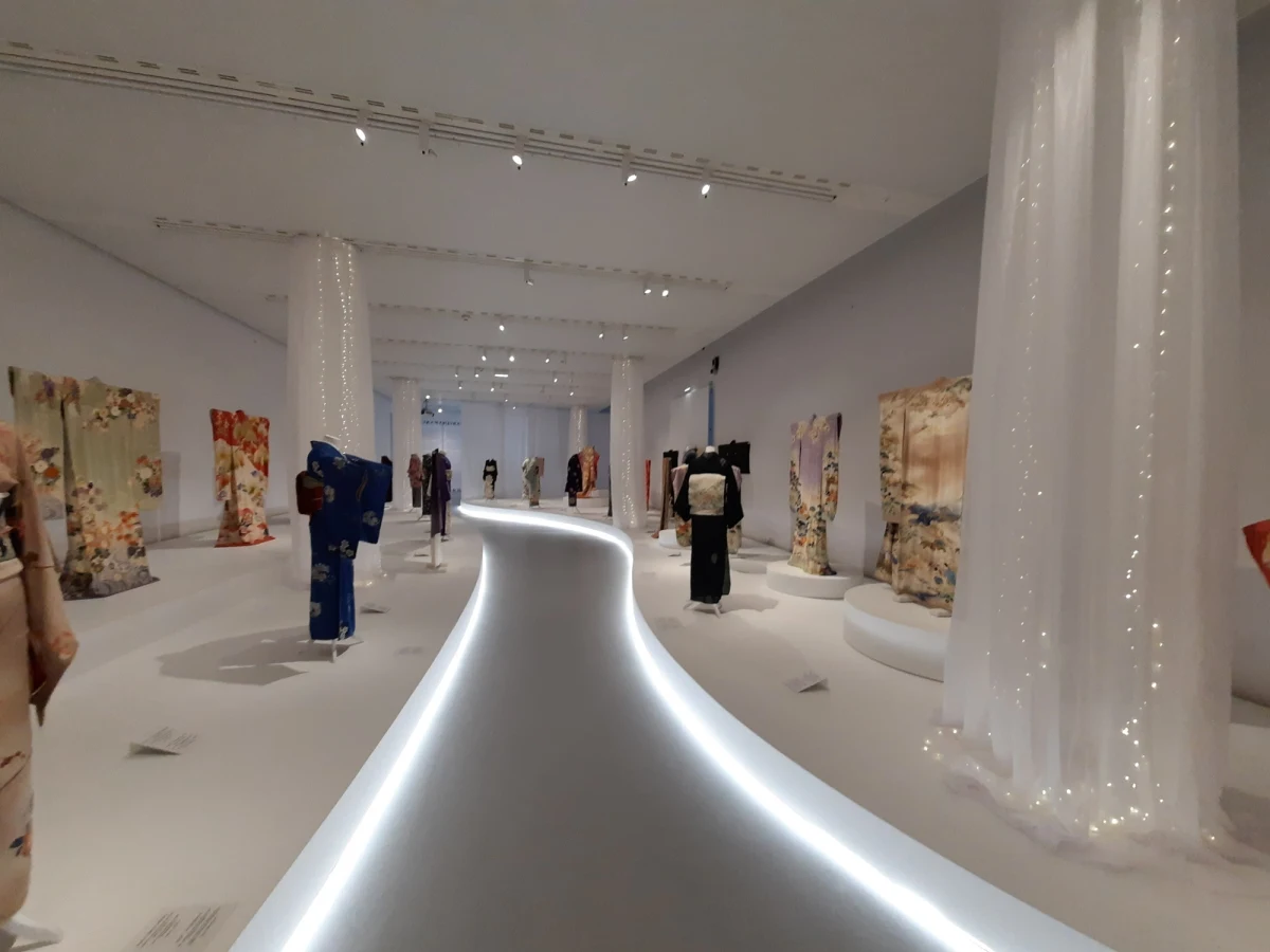 Prawie sto kimon - tradycyjnych, klasycznych i nowoczesnych, inspirowanych modą Zachodu - będzie można oglądać na wystawie w Muzeum Sztuki i Techniki Japońskiej  Manggha w Krakowie. Ważna jest kolorystyka, hafty, symbole a nawet sposób zakładania tego stroju.