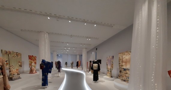 Prawie sto kimon - tradycyjnych, klasycznych i nowoczesnych, inspirowanych modą Zachodu - będzie można oglądać na wystawie w Muzeum Sztuki i Techniki Japońskiej  Manggha w Krakowie. Ważna jest kolorystyka, hafty, symbole a nawet sposób zakładania tego stroju.