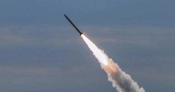 Zmasowany atak rakietowy na Ukrainę, jaki Rosja przeprowadziła we wtorek, wskazuje na to, że rosyjskie siły zbrojne mogą mieć większe rezerwy pocisków rakietowych niż przypuszczano. Pentagon ocenia też, że Moskwa kupuje rakiety od Korei Północnej i Iranu - pisze "New York Times". 