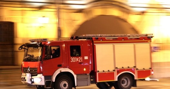Osiem osób zostało poszkodowanych - w tym troje dzieci - w pożarze wózków dziecięcych na klatce schodowej bloku przy ul. Gałczyńskiego w Koszalinie. Ewakuowano 24 osoby.