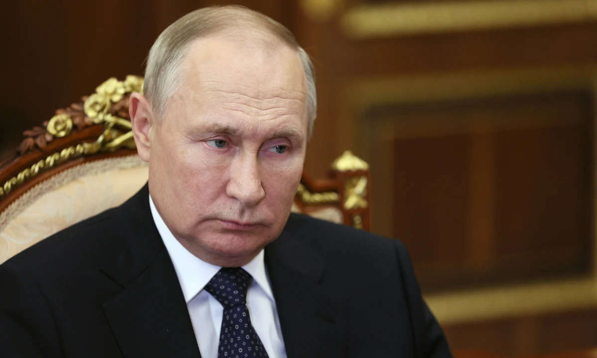 Kiedy minister obrony Federacji Rosyjskiej Siergiej Szojgu i dowódca wojsk rosyjskich na Ukrainie Siergiej Surowikin ogłaszali przed kamerami wycofanie się Rosjan z Chersonia, prezydent Rosji Władimir Putin wizytował szpital neurologiczny w Moskwie. Zdaniem niezależnego rosyjskiego politologa Dmitrija Orieszkina, cytowanego przez agencję Associated Press, milczenie rosyjskiego przywódcy jest taktyką podobną do tej stosowanej w Związku Radzieckim.