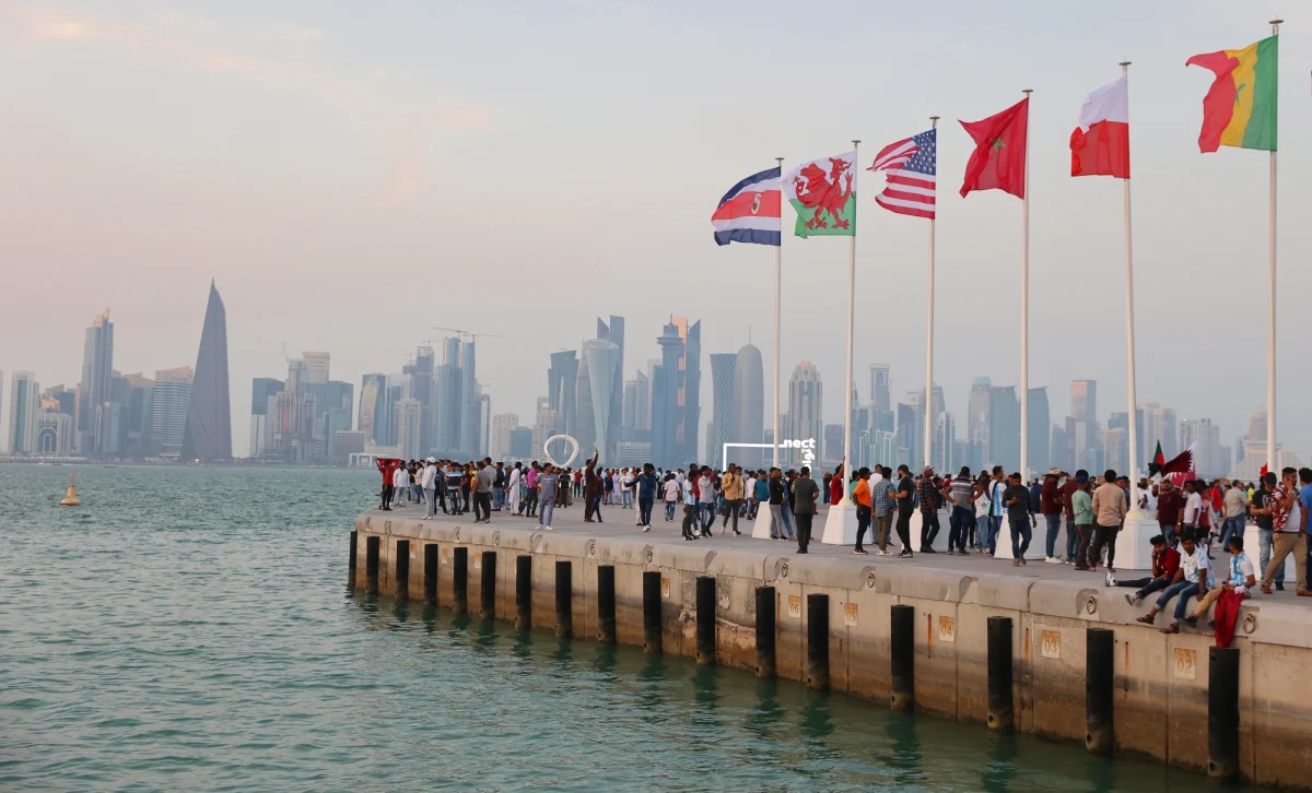 Klimatyzowane stadiony, wysokie temperatury, wilgotność. Piłkarze, którzy będą od jutra rywalizować na mistrzostwach świata w Katarze muszą mierzyć się z wieloma problemami wynikającymi z adaptacji do warunków klimatycznych. Polacy dwa mecze rozegrają na nieklimatyzowanym stadionie. Jeden na klimatyzowanym: "Jestem bardzo ciekawy jak zareagują organizmy piłkarzy na tą zmienność warunków i konieczność dwukrotnej adaptacji w tak krótkim czasie. Pytanie czy to możliwe, ale nie potrafię na to pytanie odpowiedzieć" - przyznaje w rozmowie z Pawłem Pyclikiem profesor Jan Chmura z wrocławskiego AWF-u.
