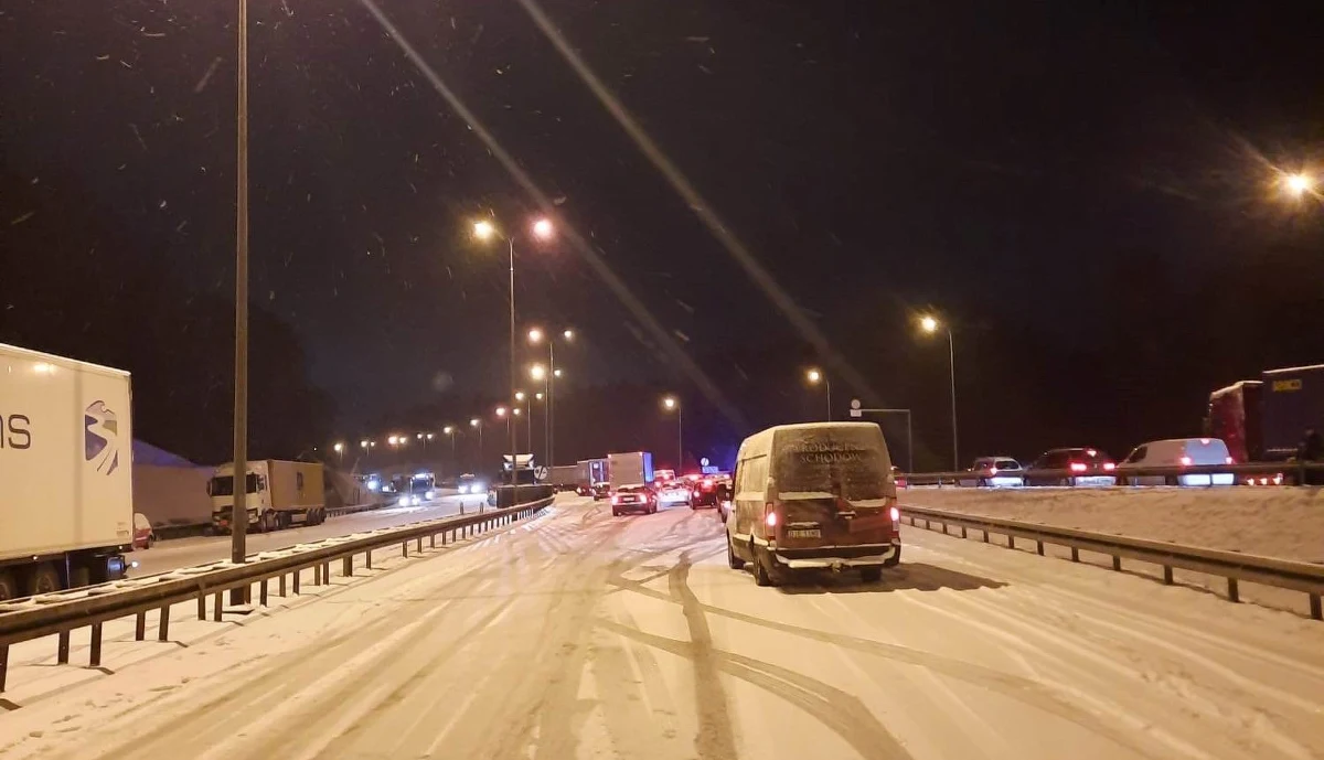 Duże utrudnienia w ruchu w Trójmieście. Przez silne opady śniegu sparaliżowana została obwodnica. W piątkowy wieczór śnieg dokuczał też kierowcom w Warmińsko-Mazurskiem i w Kujawsko-Pomorskiem.